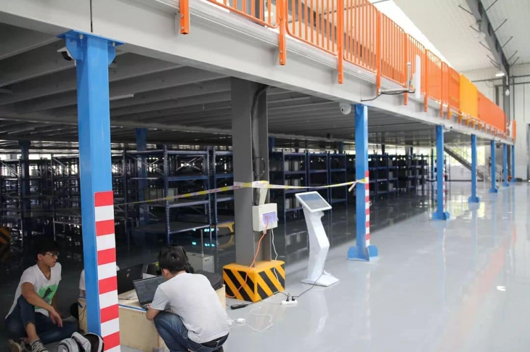 Zikoo Robotics R Bot Smart Four Way Pallet Shuttle Wandian No.1 Shelf To Person3