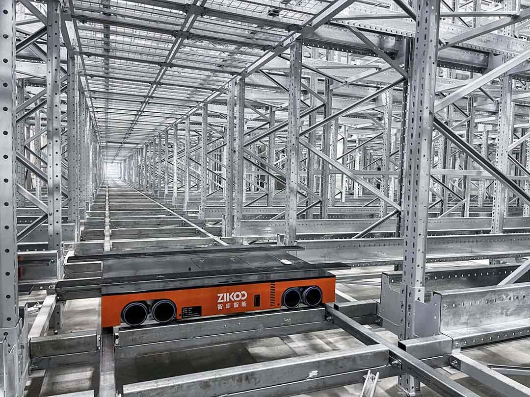 Zikoo Robotics R Bot Smart Four Way Pallet Shuttle Food Industry Dairy Giants Shelf To Person4 Scaled 1