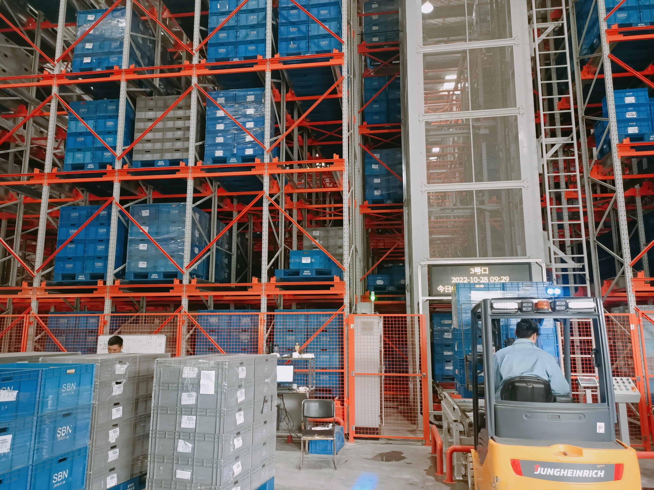 Zikoo Robotics R Bot Smart Four Way Pallet Shuttle Auto Parts Manufacturers Shelf To Person3 Scaled