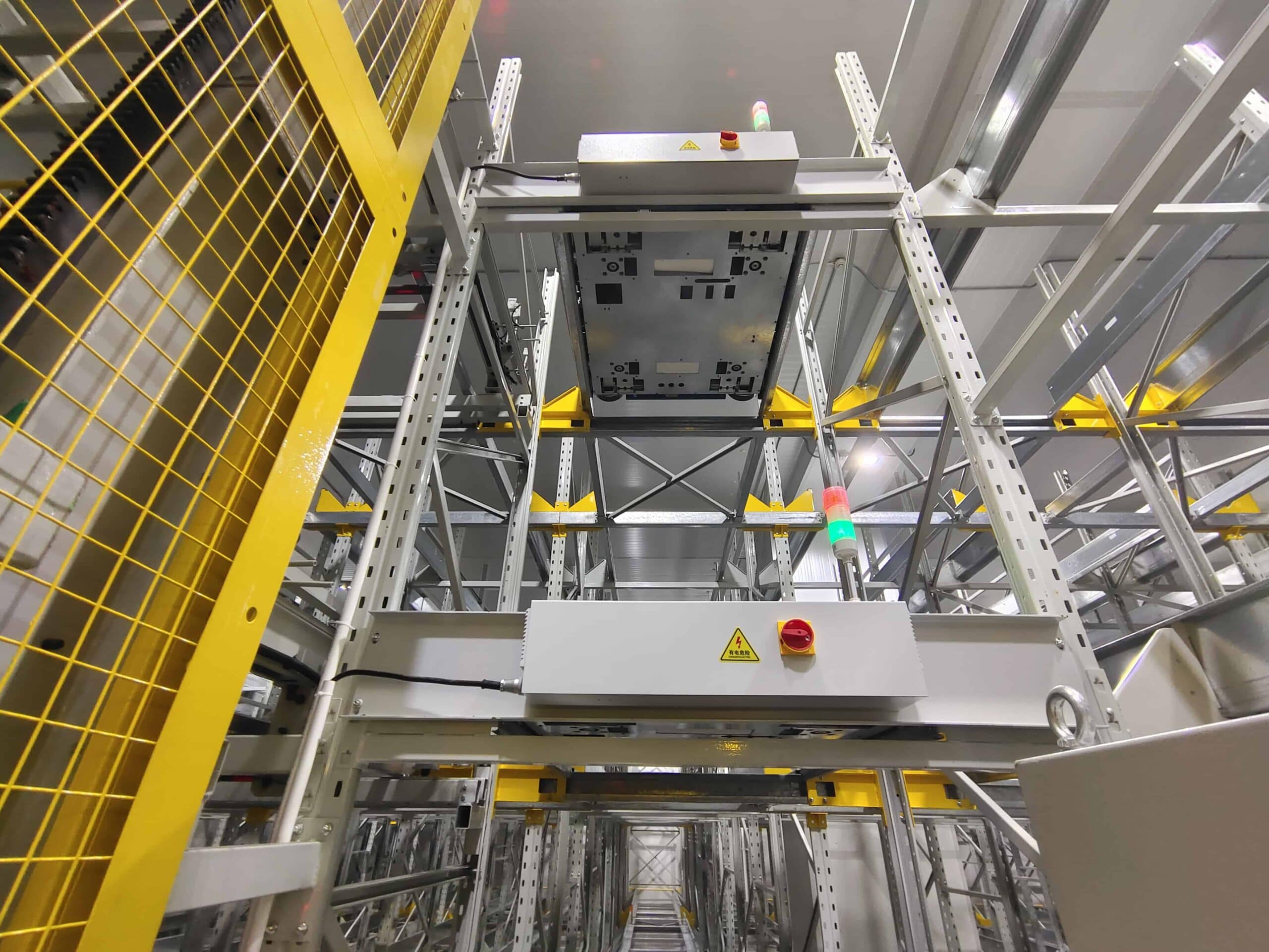 Zikoo Robotics R Bot Smart Four Way Pallet Shuttle Wandian No.1 Shelf To Person1 1 Scaled