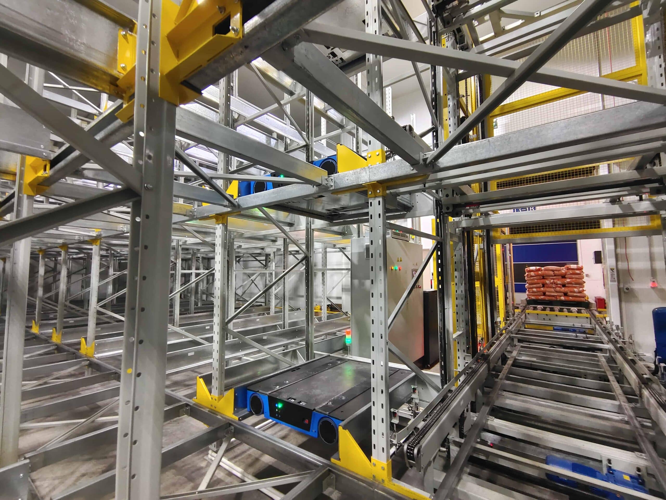 Zikoo Robotics R Bot Smart Four Way Pallet Shuttle Wandian No.1 Shelf To Person4 1 Scaled